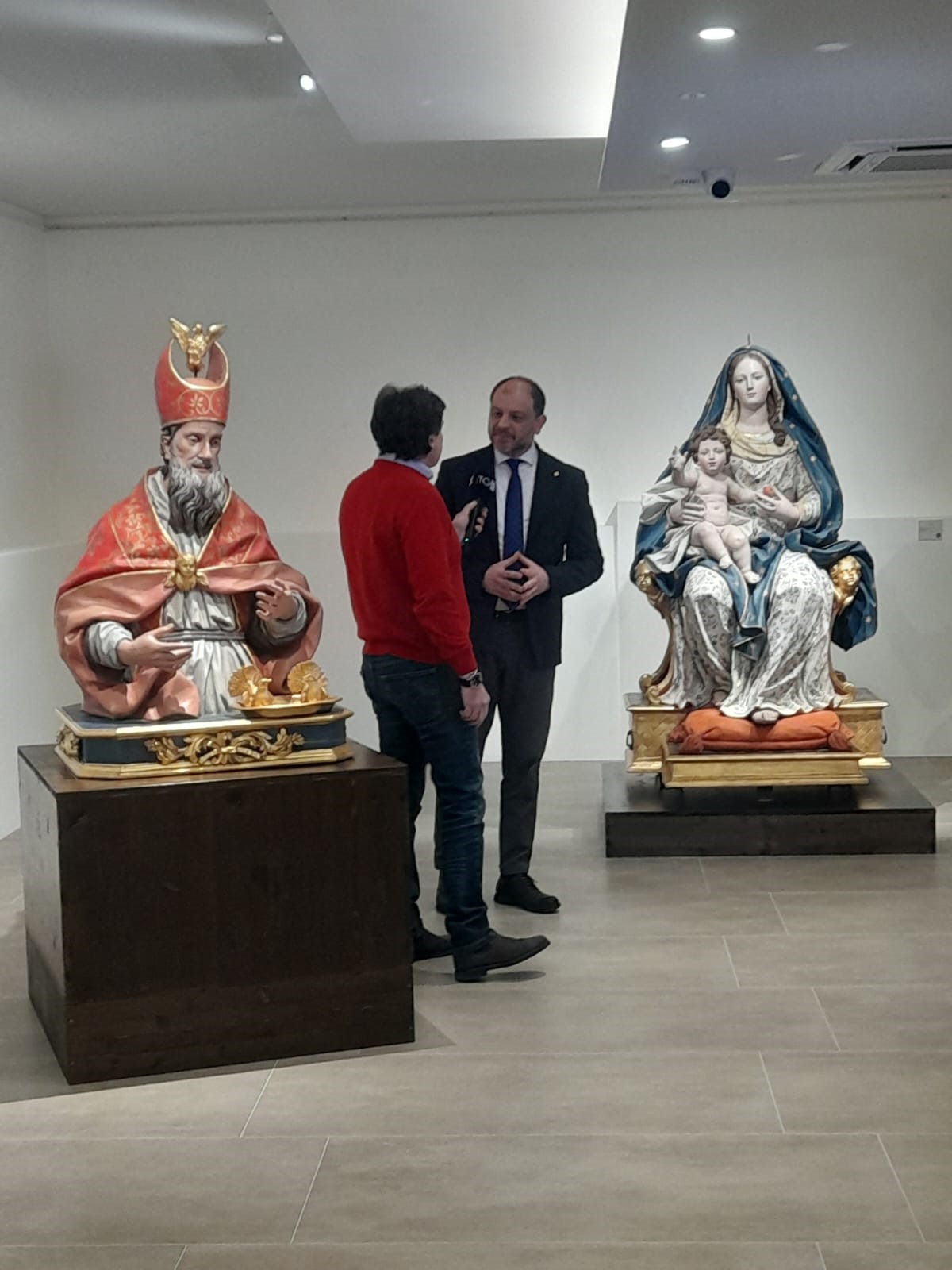 La Soprintendenza Archeologia belle arti e paesaggio per le province di Caserta e Benevento ha inaugurato oggi la mostra “COLORI DIVINI. La scultura lignea del Settecento in Terra di Lavoro”. Visitabile fino al 6 aprile